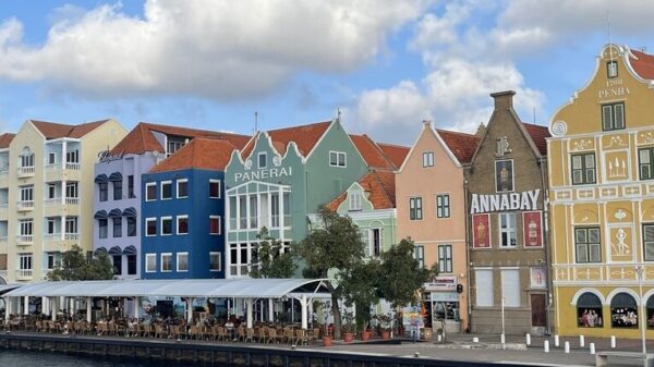 You can see the famous Handelskade directly on the water. This is a place of interest in Willemstad in Curaçao.