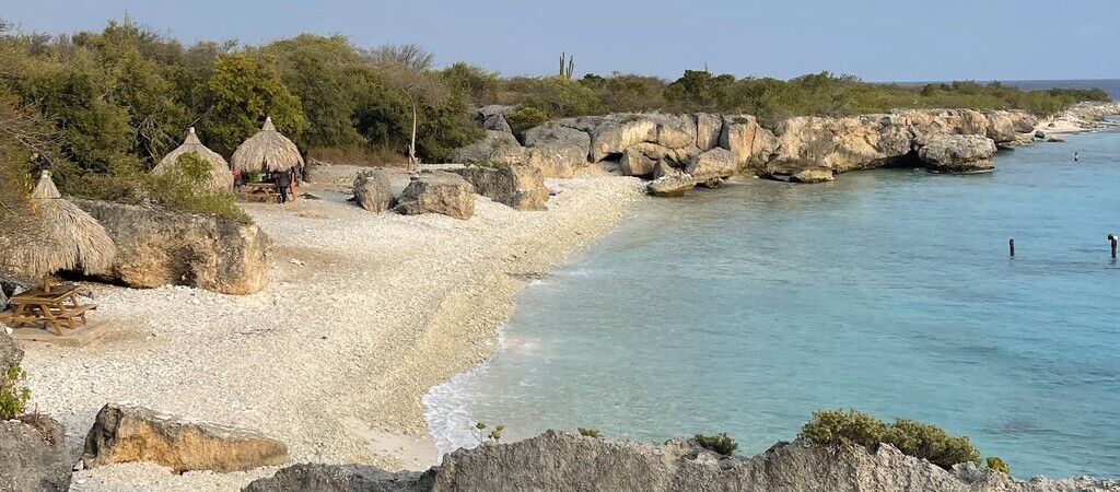 Symbolbild "Beste Reisezeit Curaçao": Bucht vom Directeurs Baai an einem bewölkten Tag.