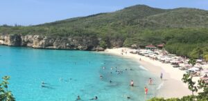 View of the bay of Grote Knip on Curaçao. On the left is turquoise water, on the right the beautiful sandy beach.