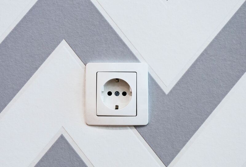 Symbolic image "Curaçao electrical outlets": Pictured is a type F socket outlet on a wall with white-grey wallpaper.