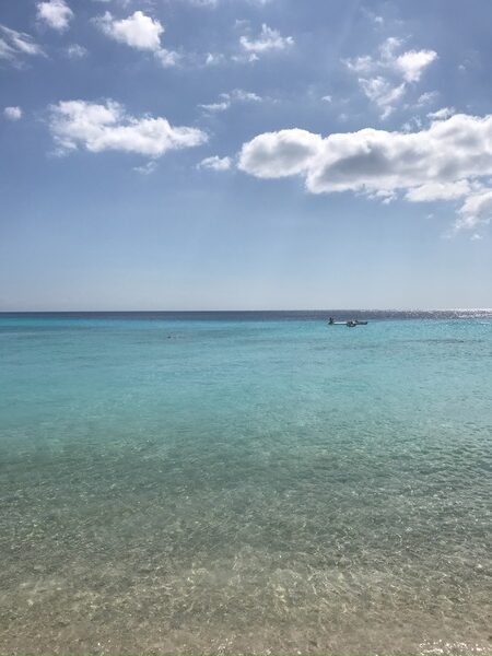 Blick auf das Meer am Playa Porto Mari auf Curaçao