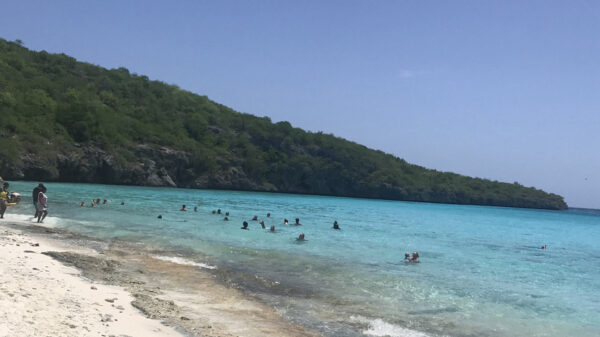 Blick auf das türkisfarbene Meer vom Cas Abao Beach auf Curaçao.