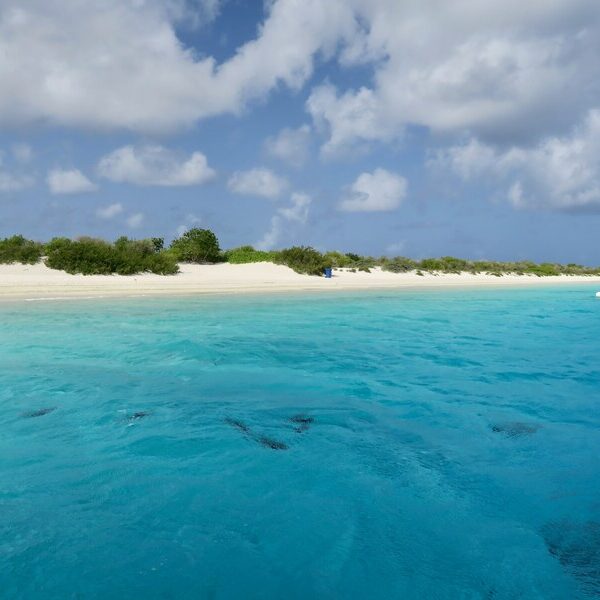 Aussicht von einem Boot auf "Klein Bonaire", die Schwesterinsel von Bonaire.